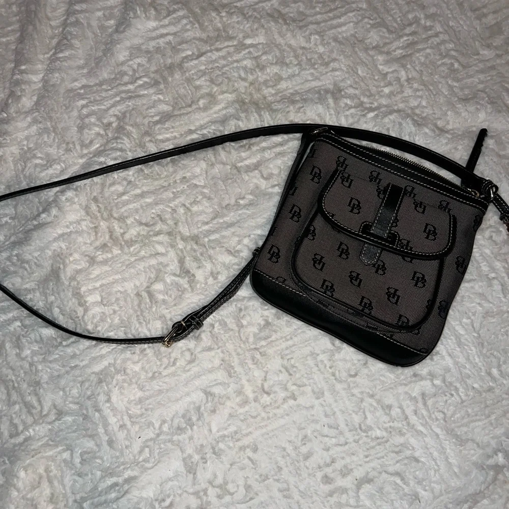 Dooney and Burke Stylish Black Crossbody Bag - Picture 1 of 4
